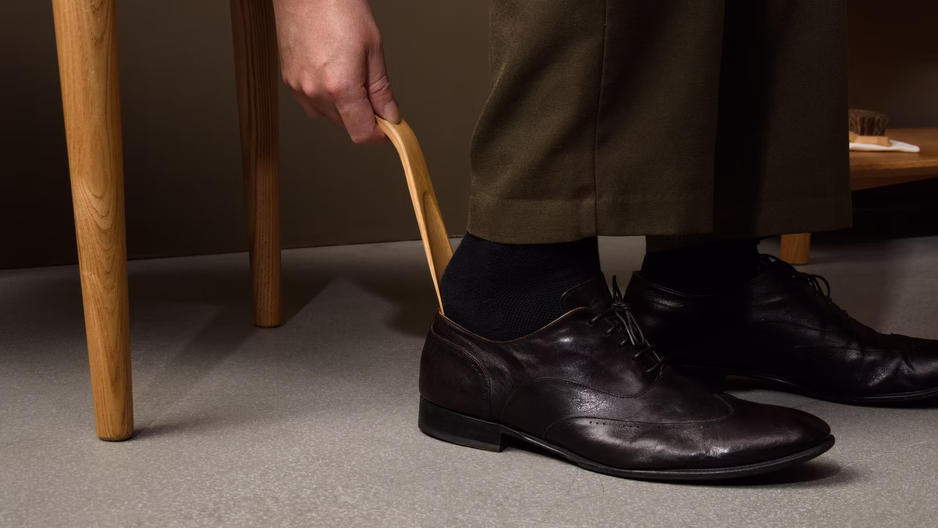 Exquisitely crafted shoe horn brings the perfect balance of class and ease to your shoe collection.