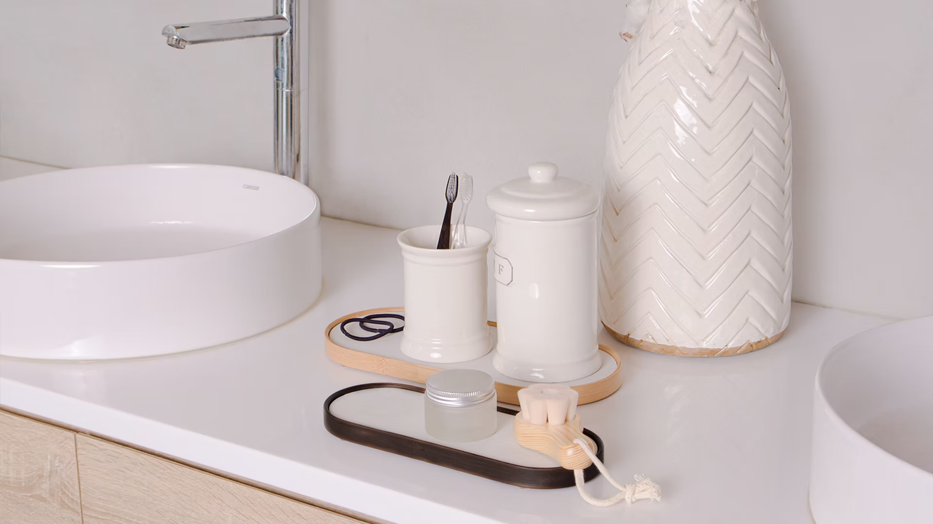 Charming Bathroom Tray Keeps Accessories Dry and Mold-free